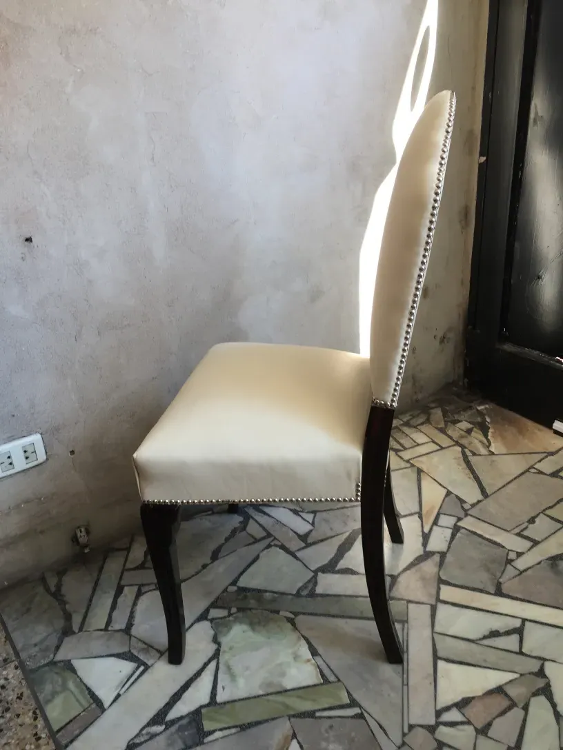 Vista laterale di 6 sedie antiche in un ambiente elegante