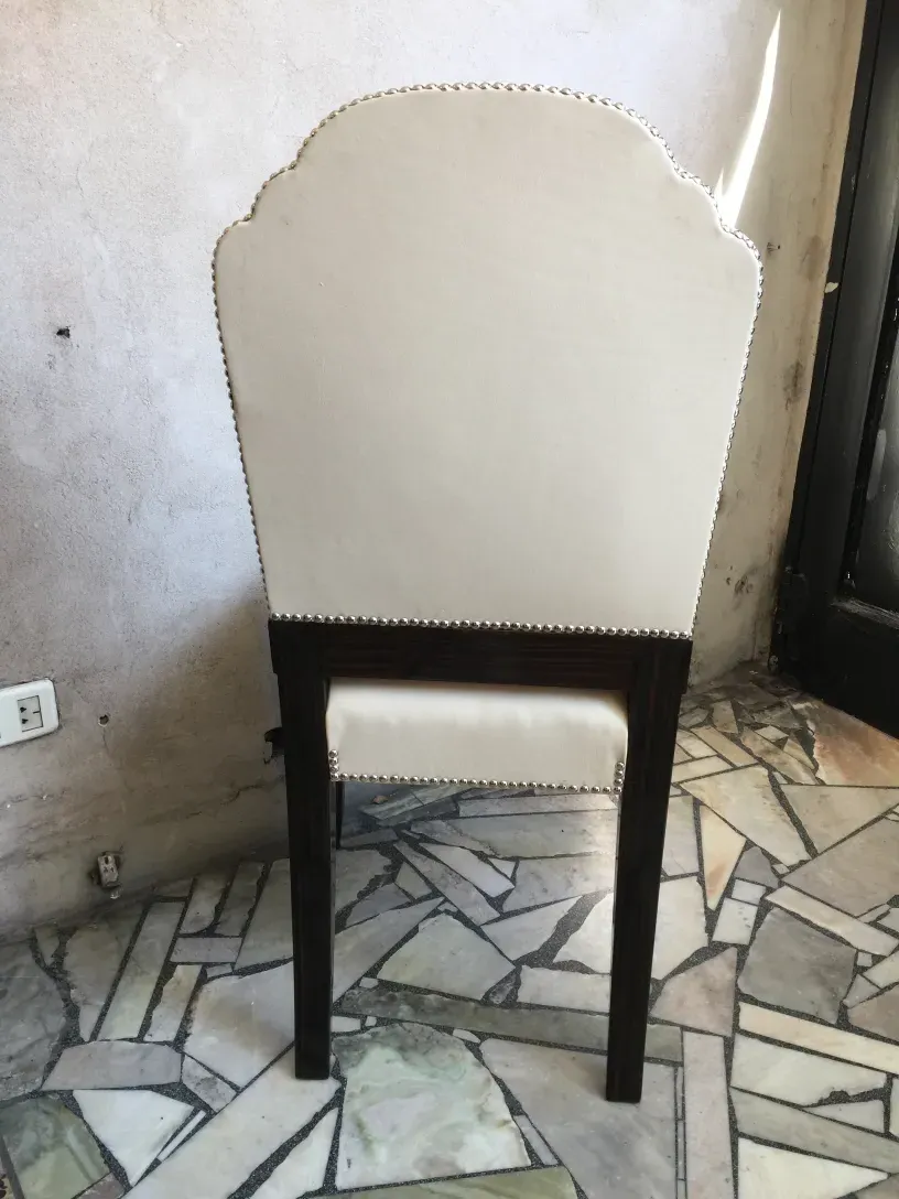 Sechs elegante antike Stühle, heller Hintergrund.