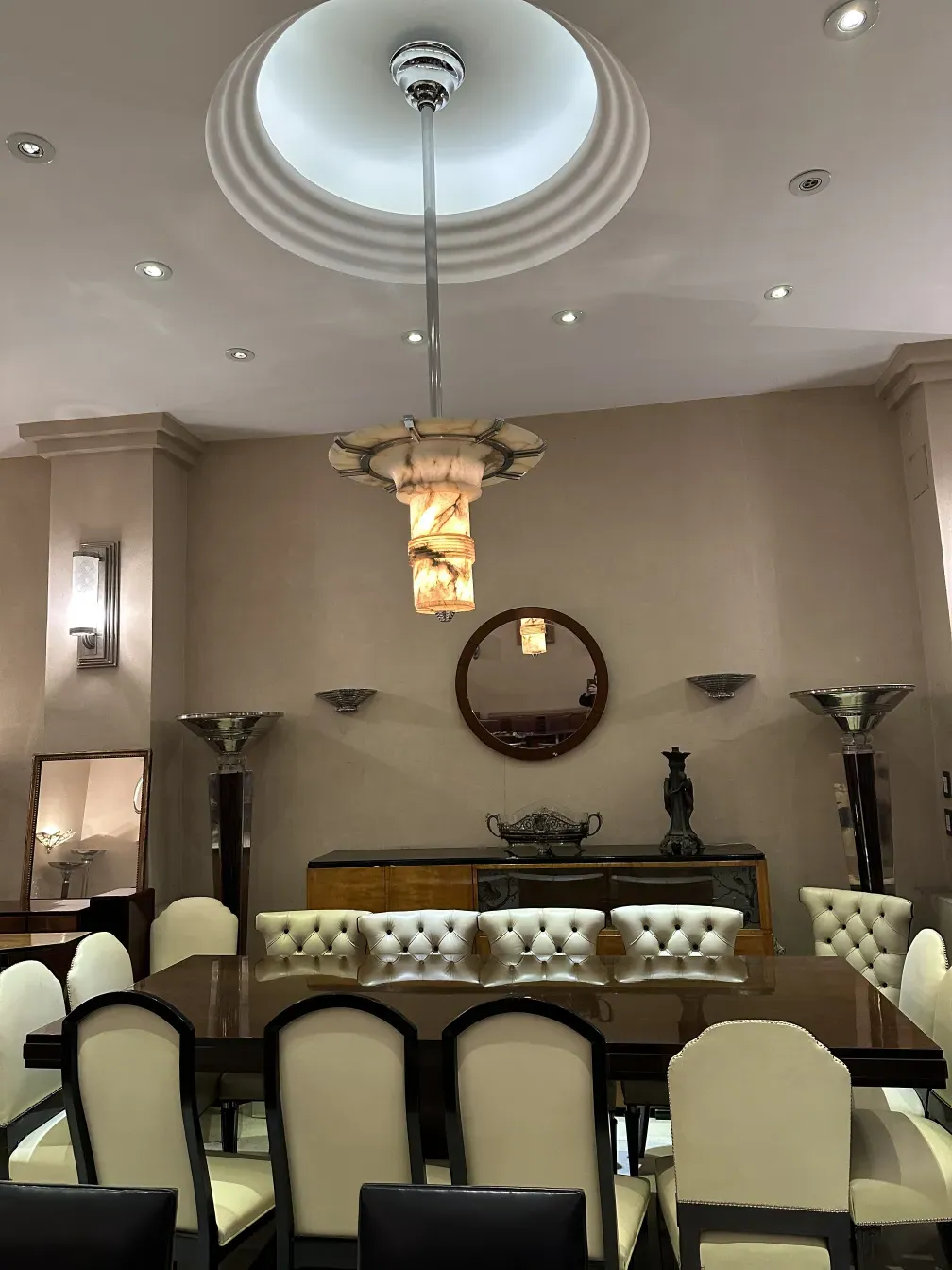 6 sillas antiguas en un elegante comedor con decoración