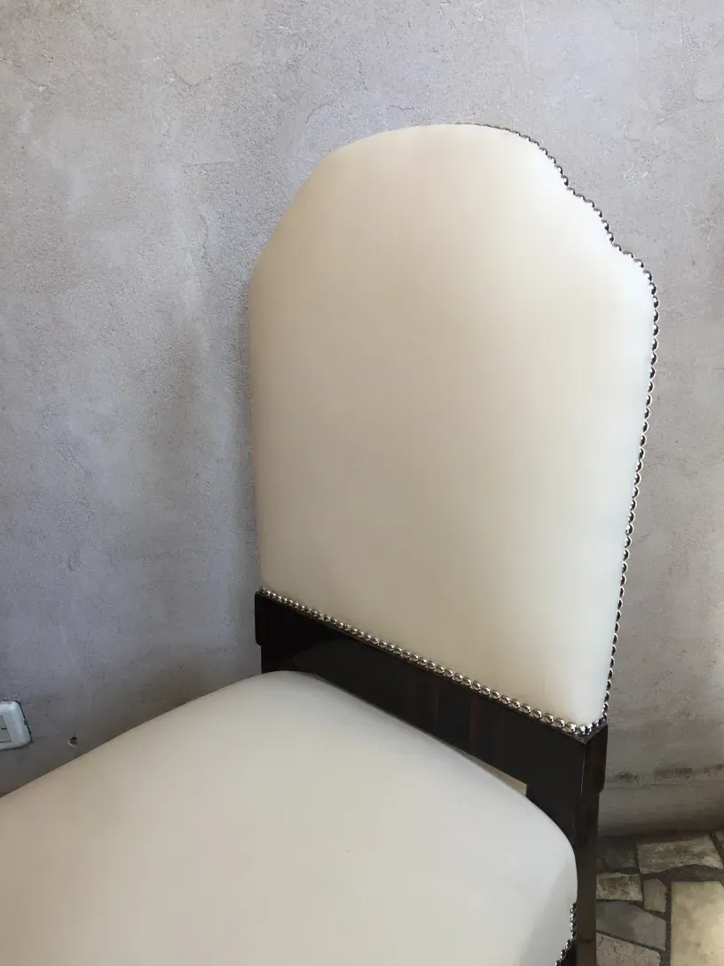 Sedie antiche di colore chiaro con dettagli decorativi