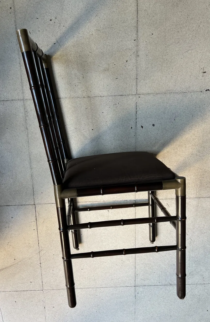 Vista lateral de 6 cadeiras antigas com design elegante em um ambiente minimalista