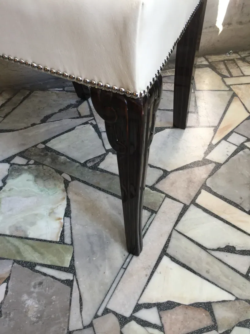 Vue latérale de 6 chaises anciennes élégantes avec des détails artistiques dans un cadre raffiné.