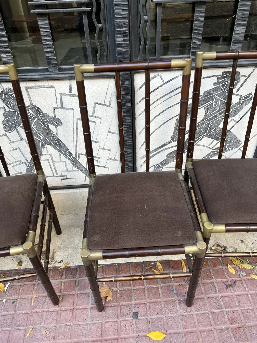 Conjunto de 6 sillas antiguas con un diseño elegante y detalles en bronce, en un ambiente atractivo.