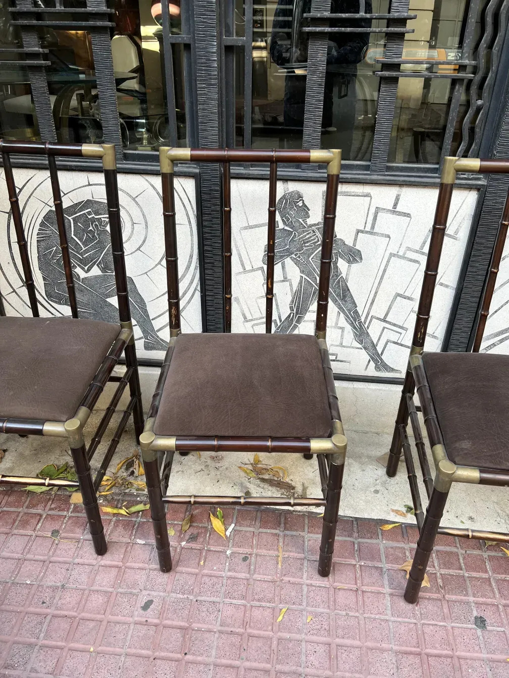 Seis sillas antiguas en un entorno urbano, con un diseño distintivo.