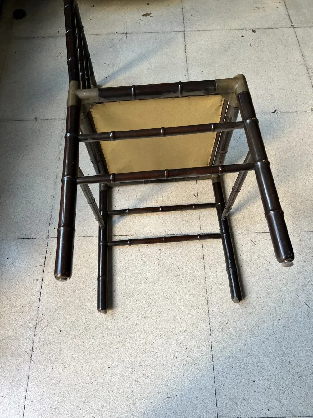 Vue de 6 chaises antiques dans un cadre classique