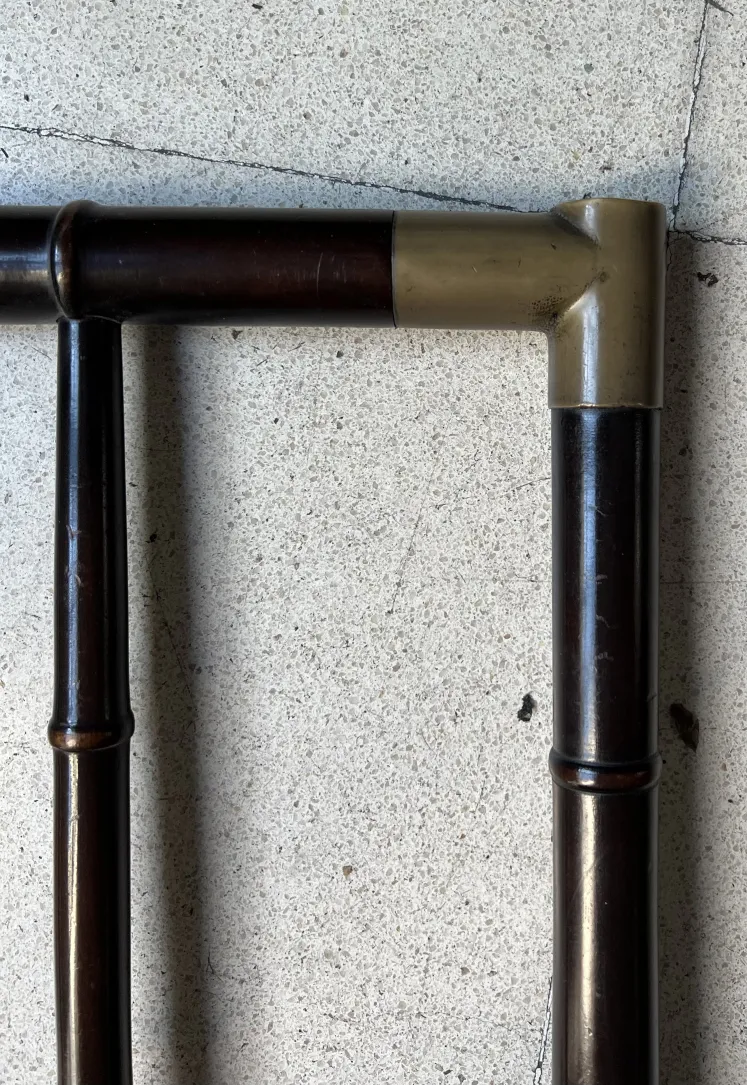 seis sillas con diseño antiguo en un ambiente neutral