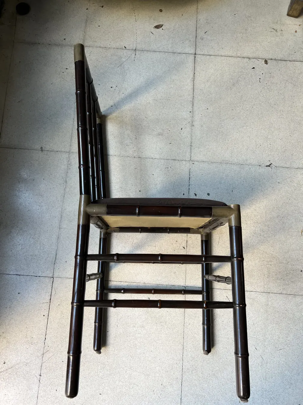 ستة كراسي أنتيكية مكدسة في بيئة محايدة