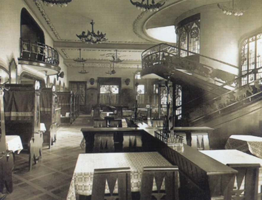 6 sedie munich antiche in un ambiente decorato