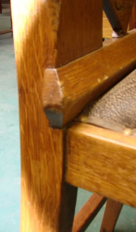 détail des anciennes 6 munich chaises avec finitions uniques dans un cadre classique