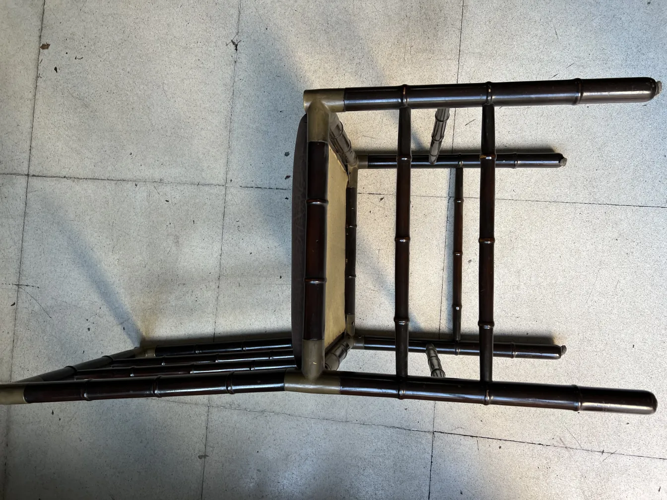 Draufsicht auf 6 antike Stühle mit raffiniertem Design in einer neutralen Umgebung.