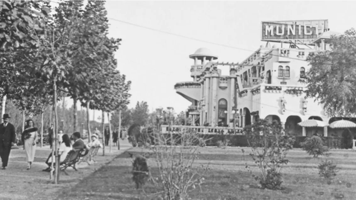 Cadeiras antigas Munich em um parque público com árvores.