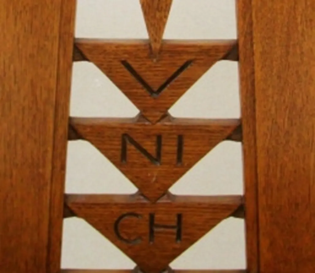 Sei sedie antiche di stile munich in un contesto classico.