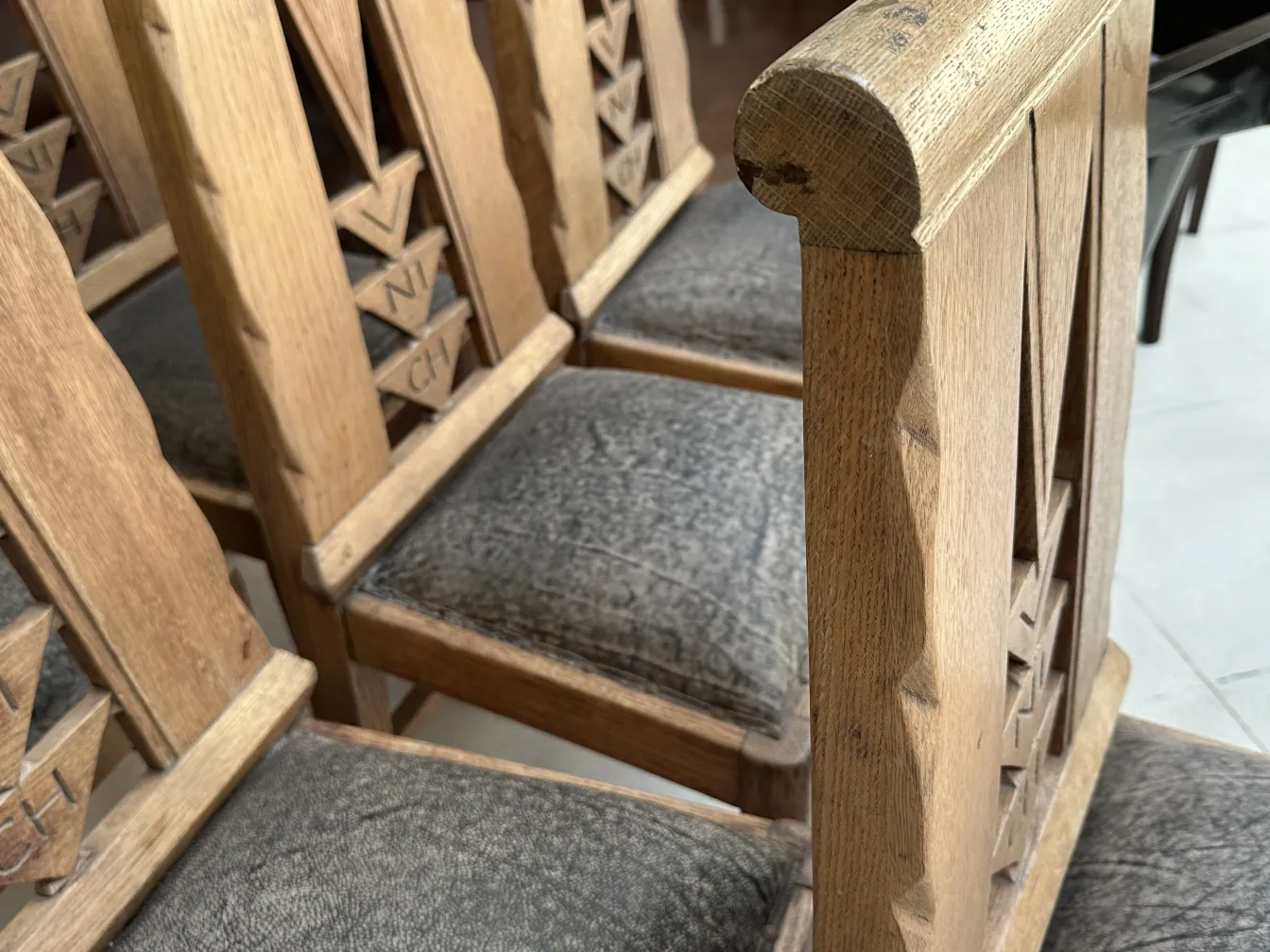 Vue de chaises anciennes avec un design complexe dans un cadre élégant