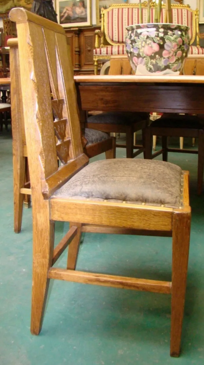 silla antigua munich con detalles elaborados en el respaldo, en un ambiente clásico