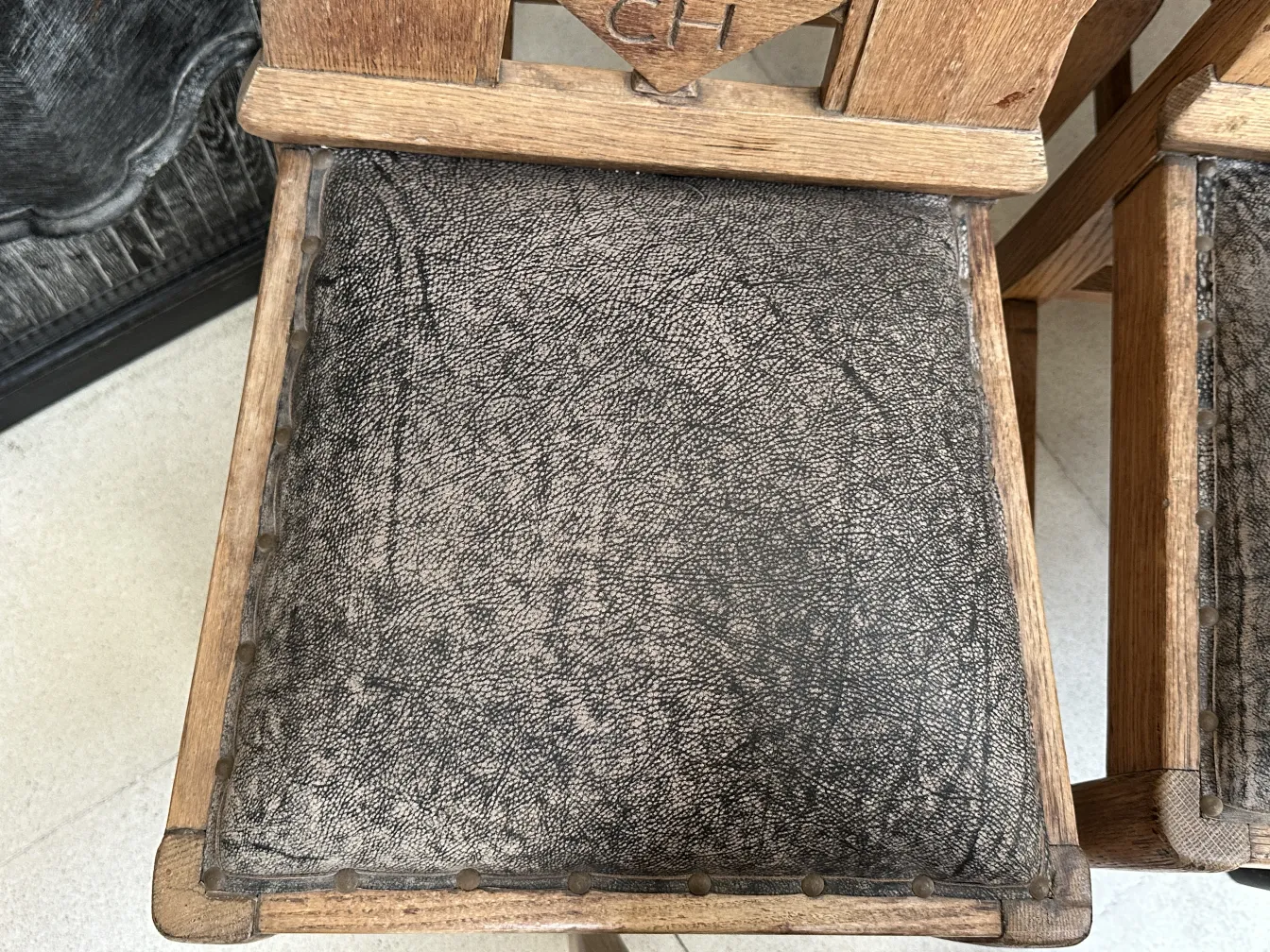 6 antike Münchener Stühle mit dunklem Kissen und holzigen Details