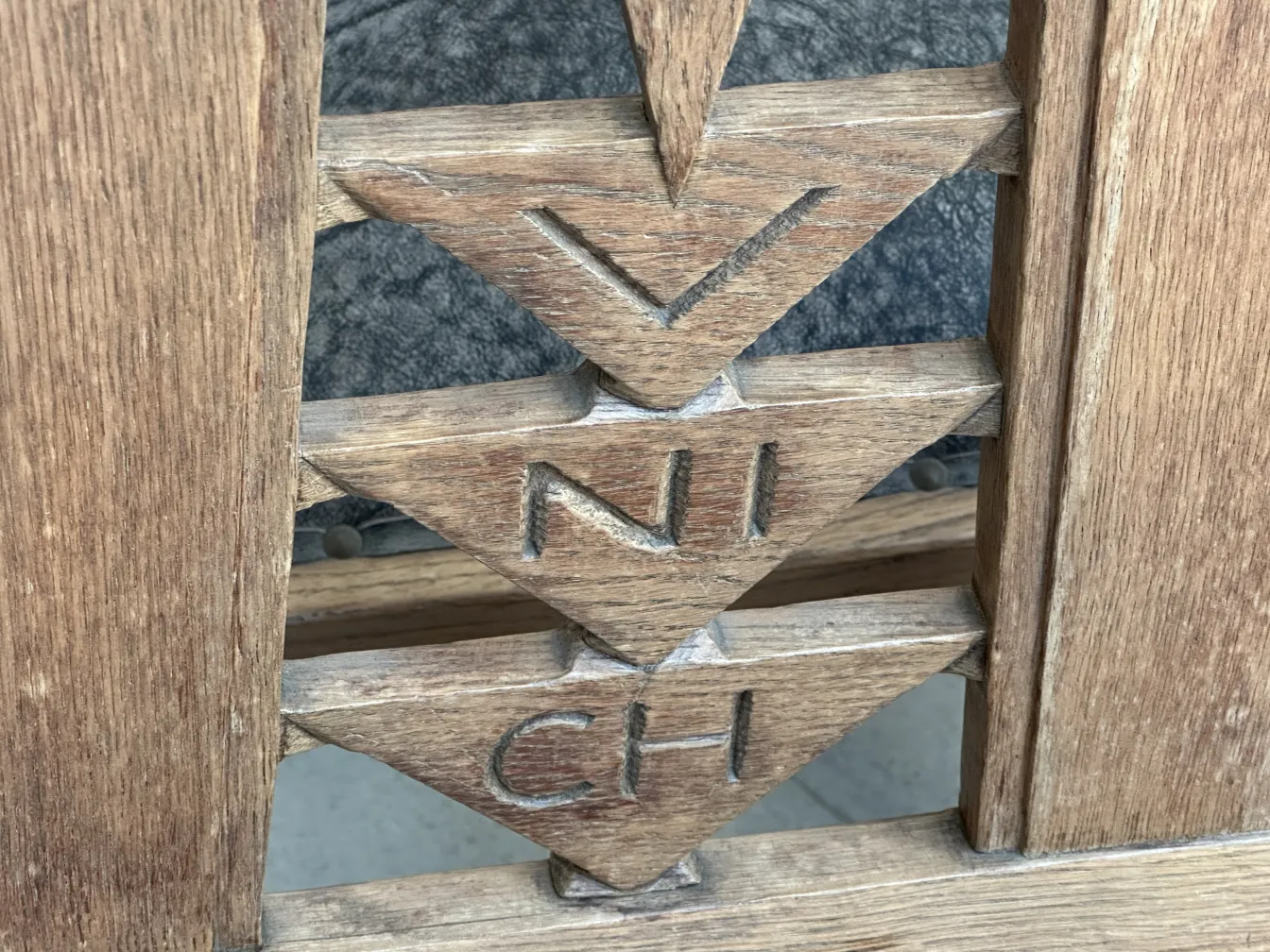 Detalhes de 6 antigas cadeiras Munich com entalhes