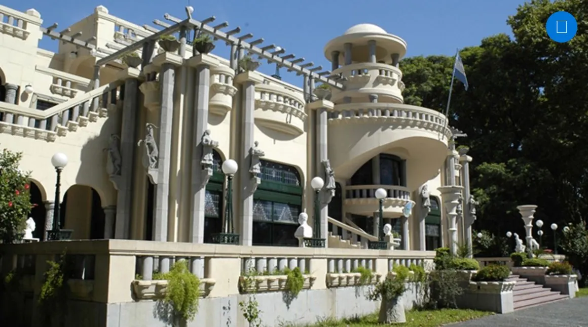 шесть античных стульев munich в элегантном стиле, в декоративной обстановке