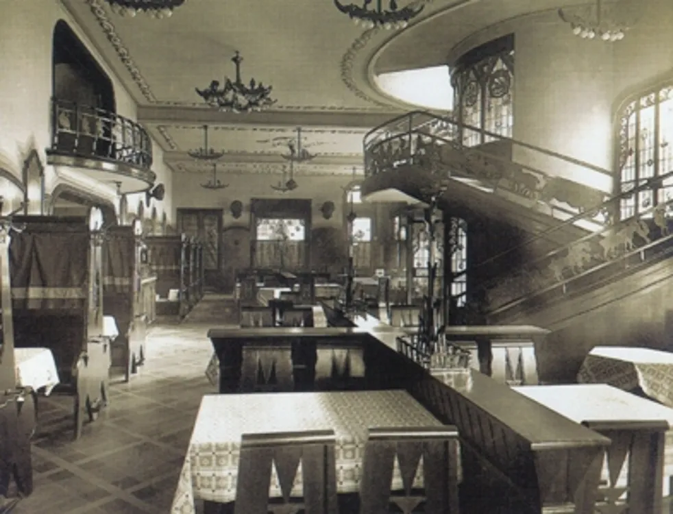 고전 디자인의 오래된 의자가 있는 우아한 환경에서 6개