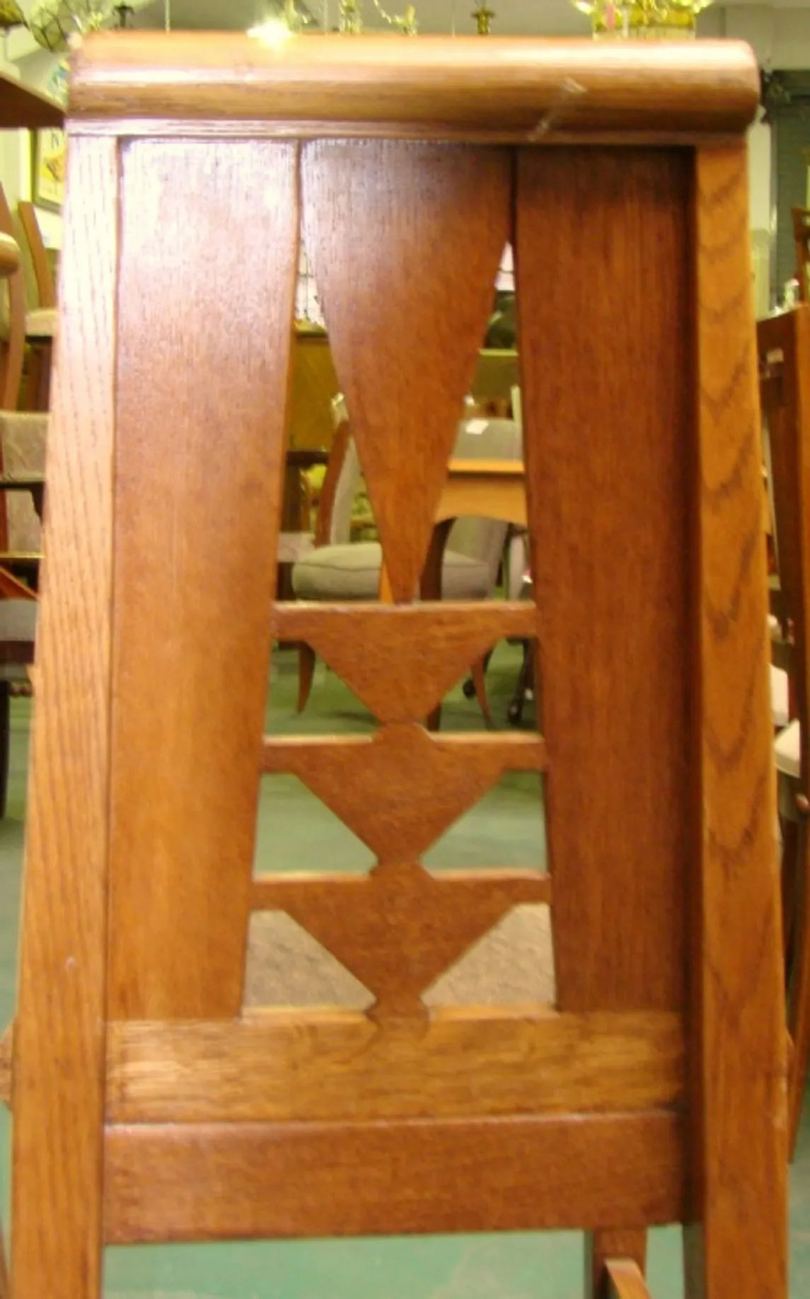 Вид античных стульев 6 Munich с декоративными деталями.