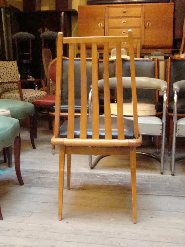 ثماني كراسي عتيقة من أنماط مختلفة في السوق