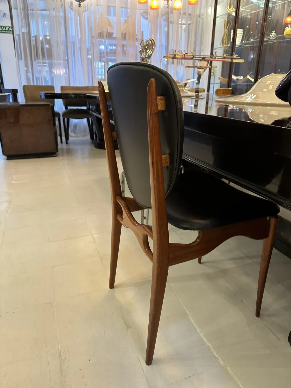 Oito cadeiras antigas com design elegante em um ambiente acolhedor.