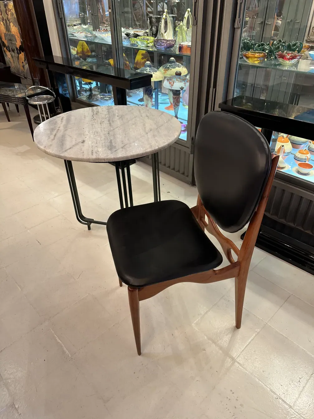 Huit chaises anciennes avec un design unique dans le cadre