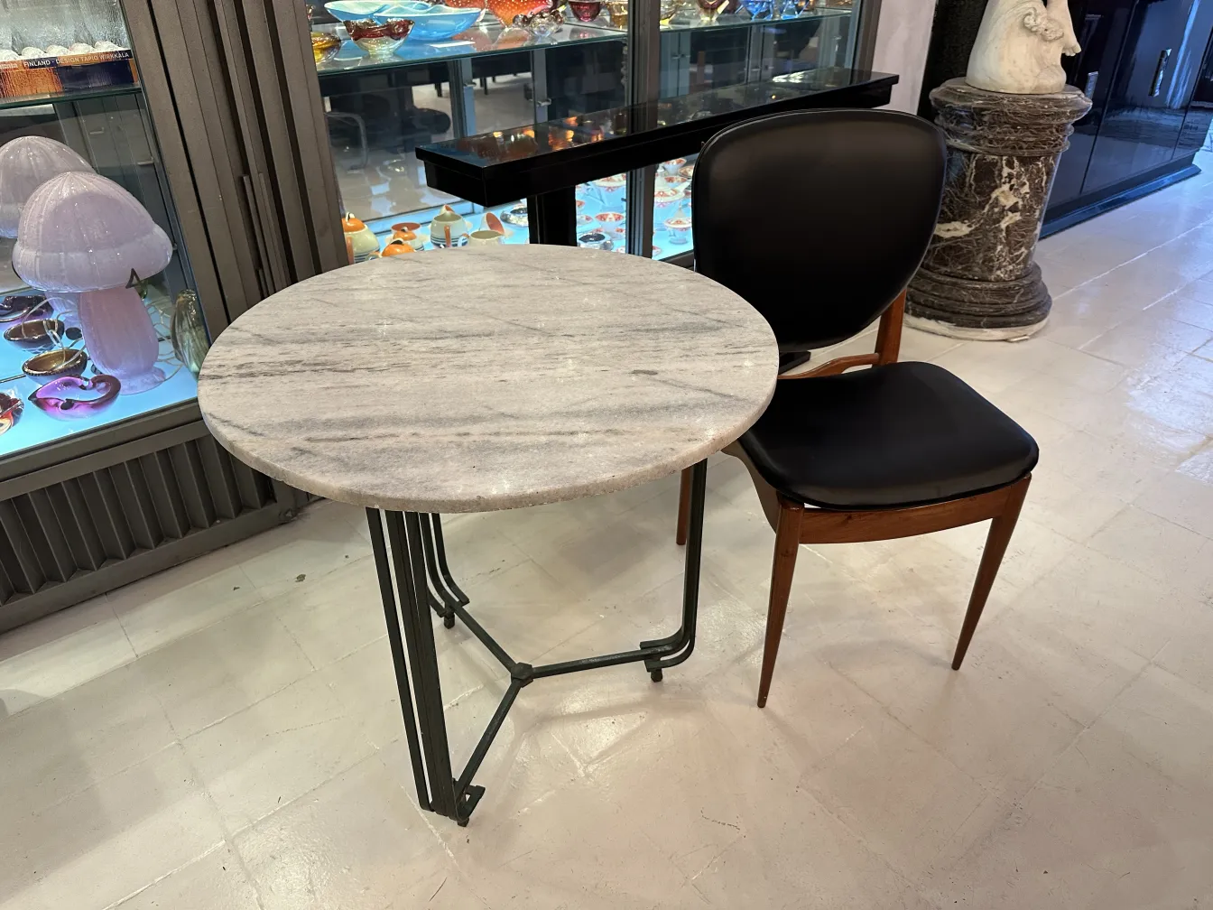  huit chaises anciennes avec un design classique et élégant