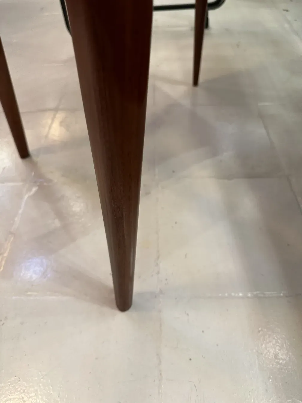 Oito cadeiras antigas com design elegante em um ambiente clássico.