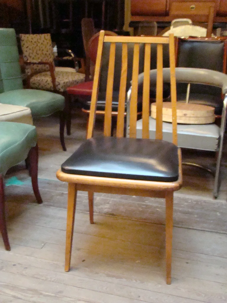 Huit chaises anciennes avec un design élégant et des couleurs claires dans un environnement accueillant.