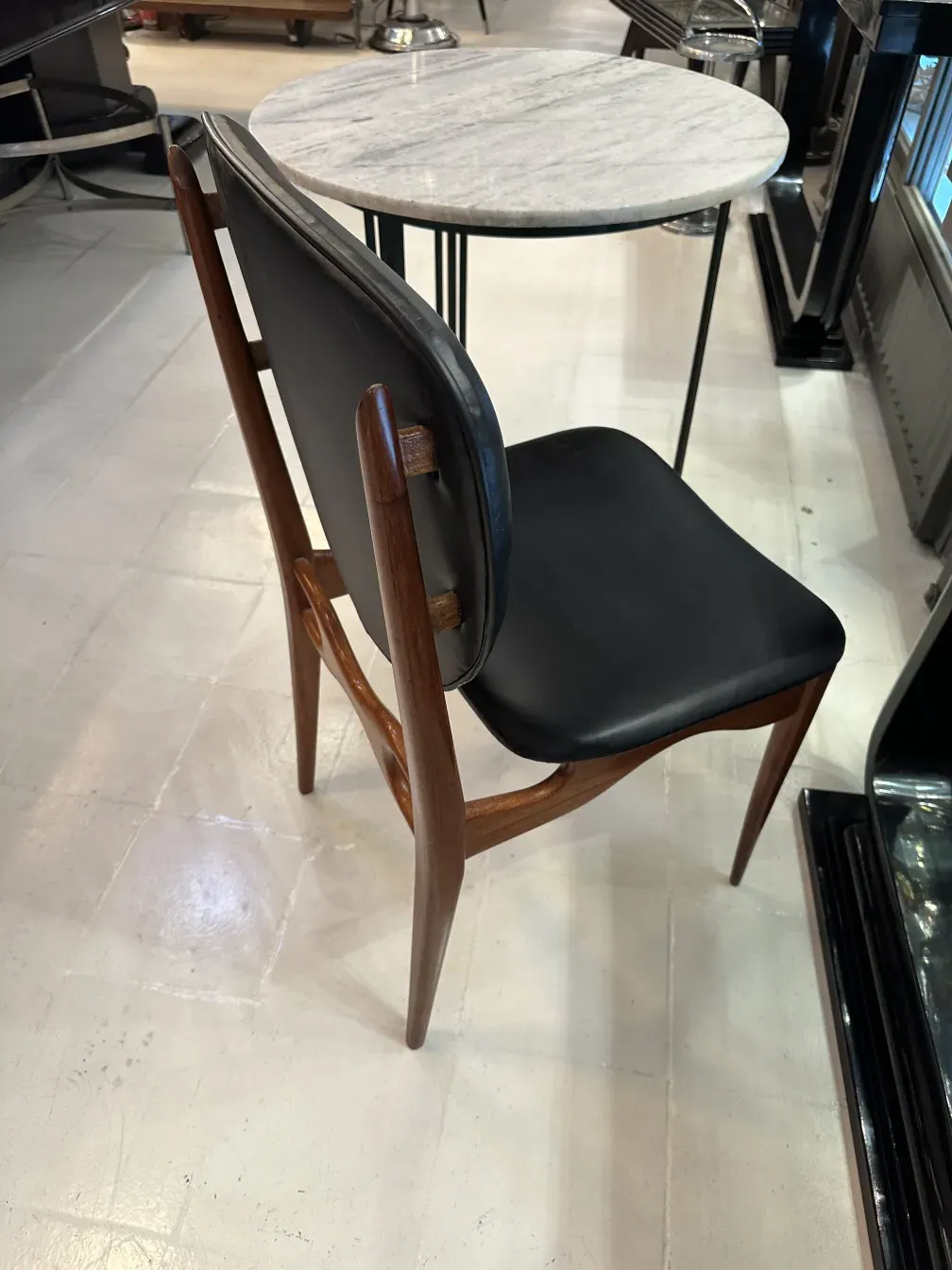Huit chaises anciennes dans un environnement avec une table en marbre