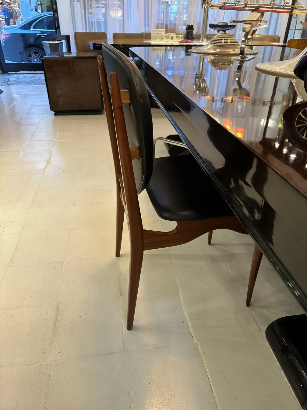 Acht antike Stühle, gemütliche Umgebung, elegante Restauration.