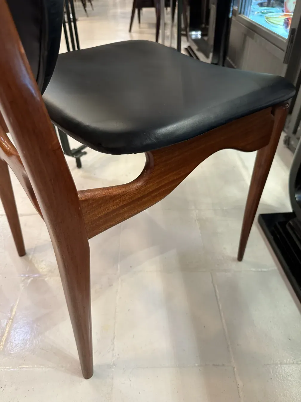 Otto sedie antiche con design riconoscibile, schienale curvo e gambe eleganti in un ambiente minimalista.