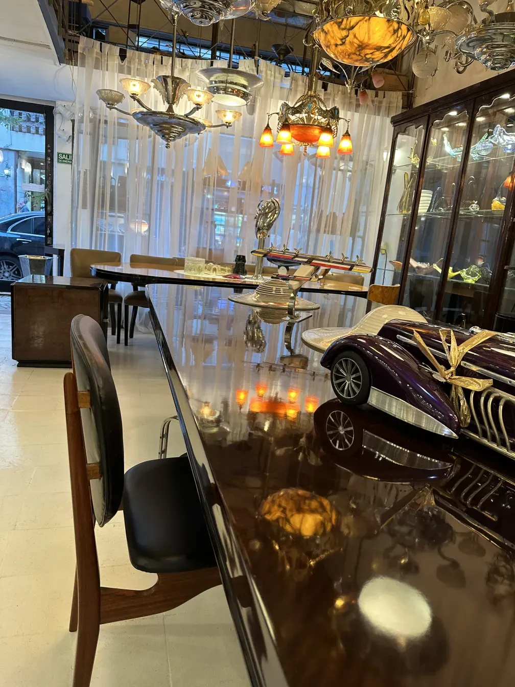 Vue de 8 chaises antiques dans un cadre élégant avec une table