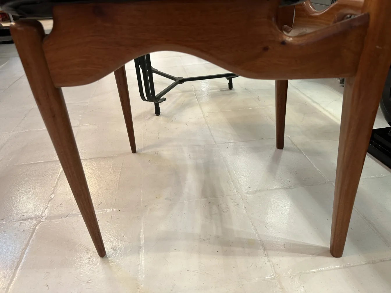 Otto sedie antiche con design elegante, in un ambiente accogliente.