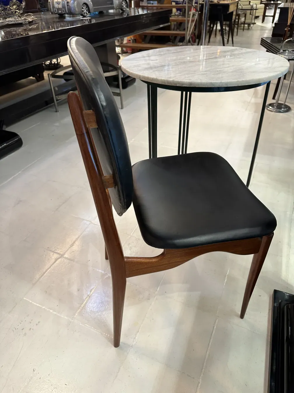 Ocho sillas antiguas finnjuhl en un ambiente elegante con mesa