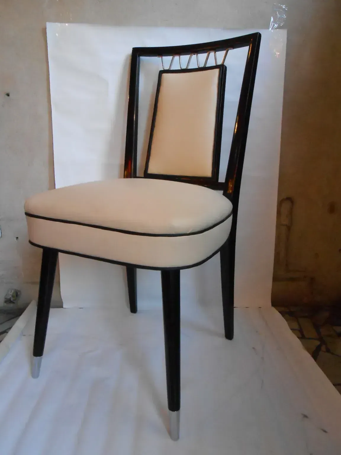 Sillas antiguas con un diseño decorativo y elegante, en un ambiente neutro.