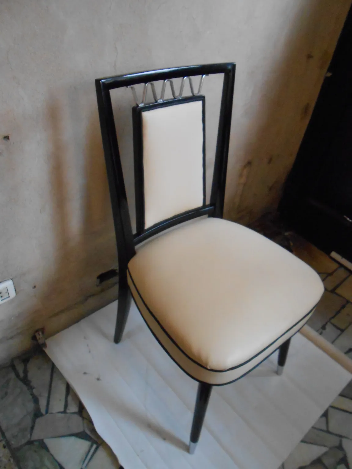 10 chaises anciennes élégantes avec un rembourrage clair et des détails décoratifs