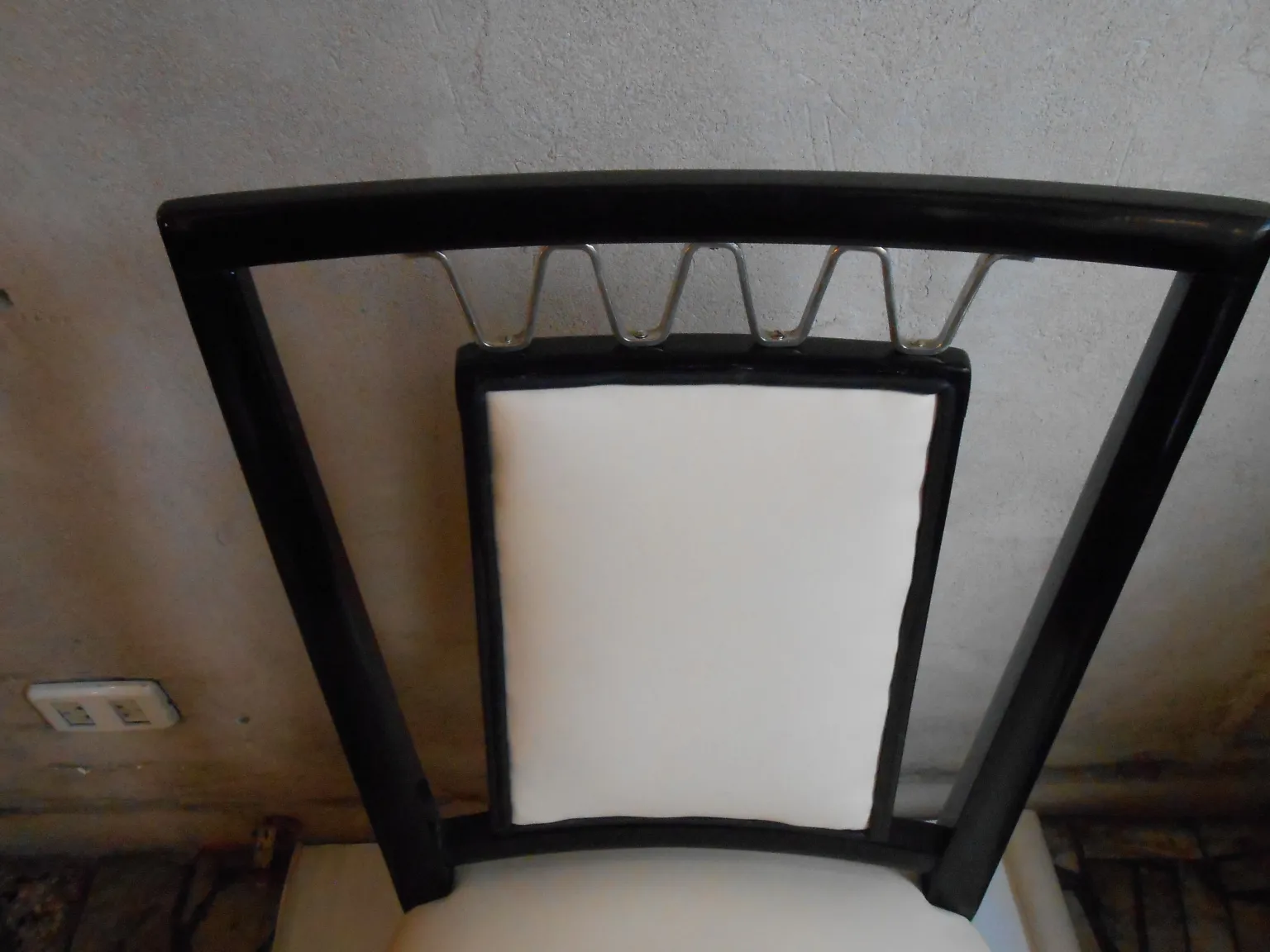 Chaises anciennes avec un dossier rembourré blanc