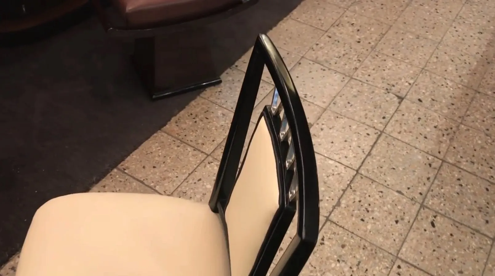 아늑한 환경에 있는 우아한 등받이가 있는 10개의 고대 의자 측면 보기