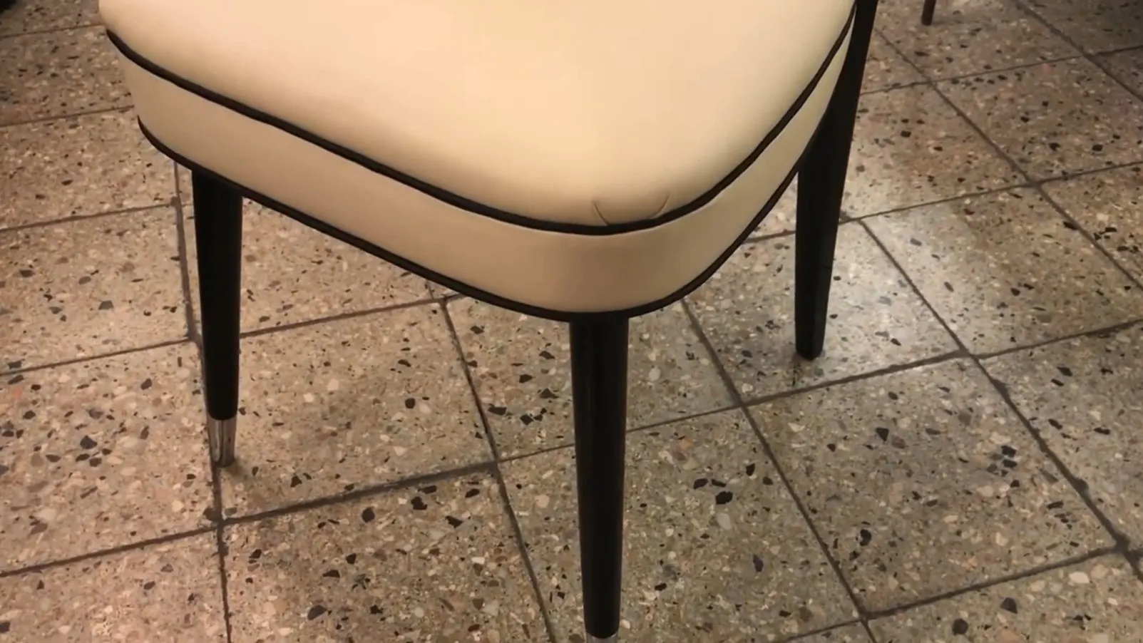 design elegante de 10 cadeiras antigas com pernas finas