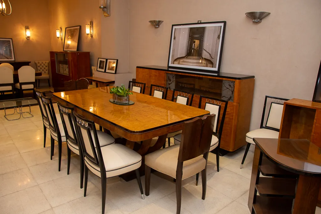 Dez cadeiras antigas com design elegante em um ambiente aconchegante.