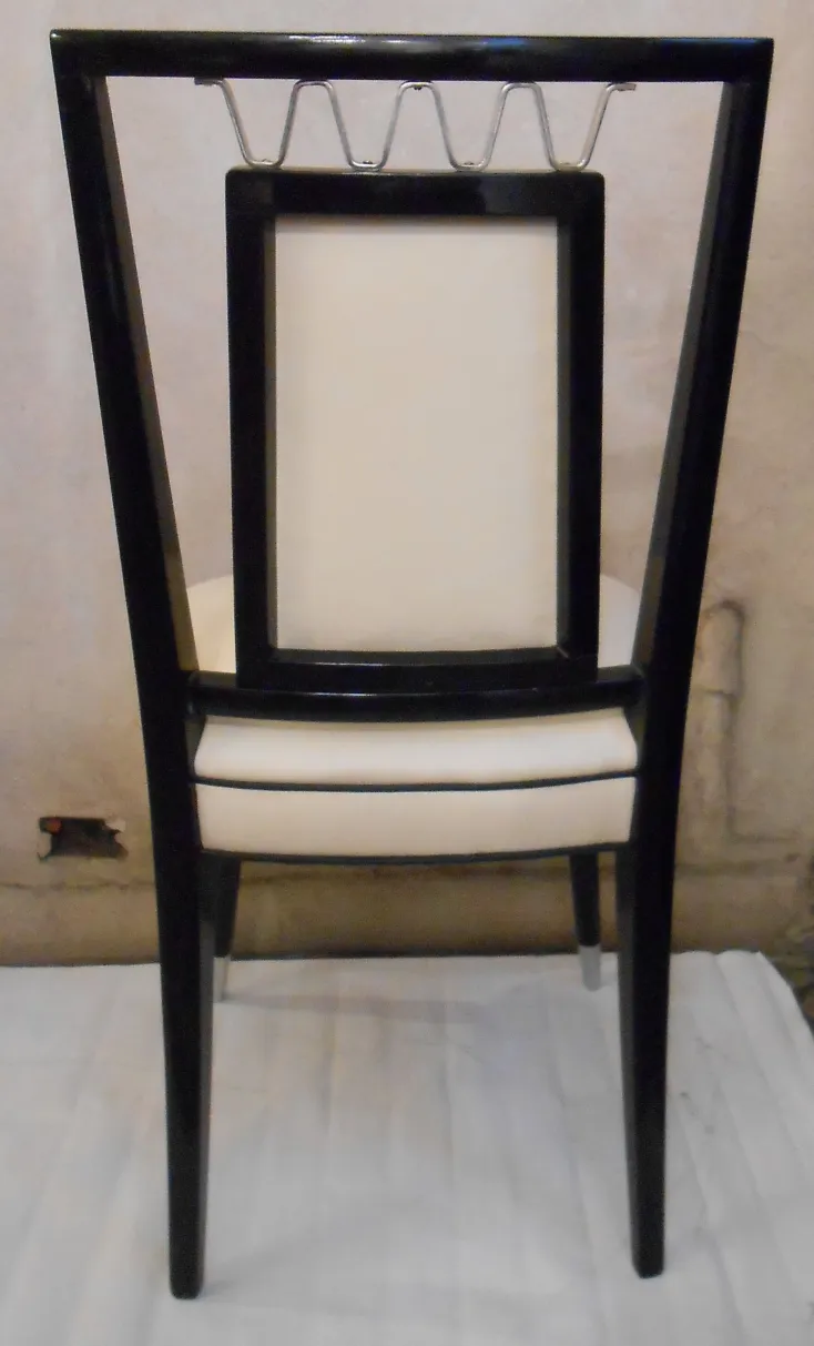 Ansicht von zehn antiken Stühlen mit elegantem Design