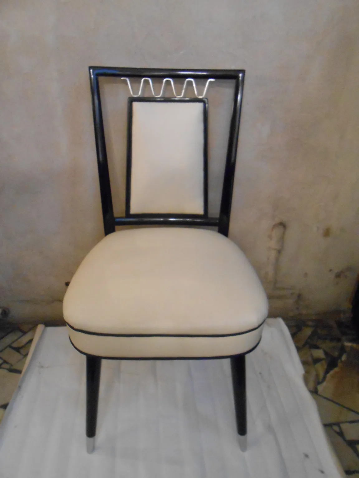 Sedia antica con design esclusivo e rivestimento chiaro