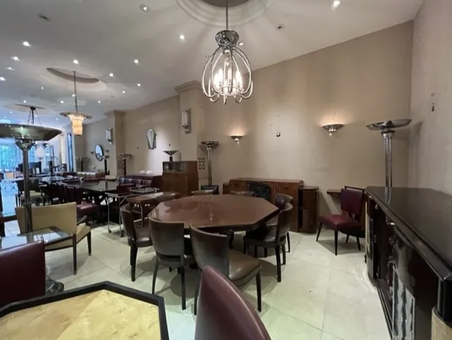 Sala con antiquas 12 sillas en un ambiente acogedor.