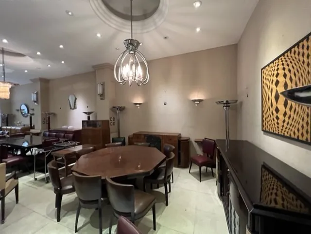 12 cadeiras antigas com design elegante na sala