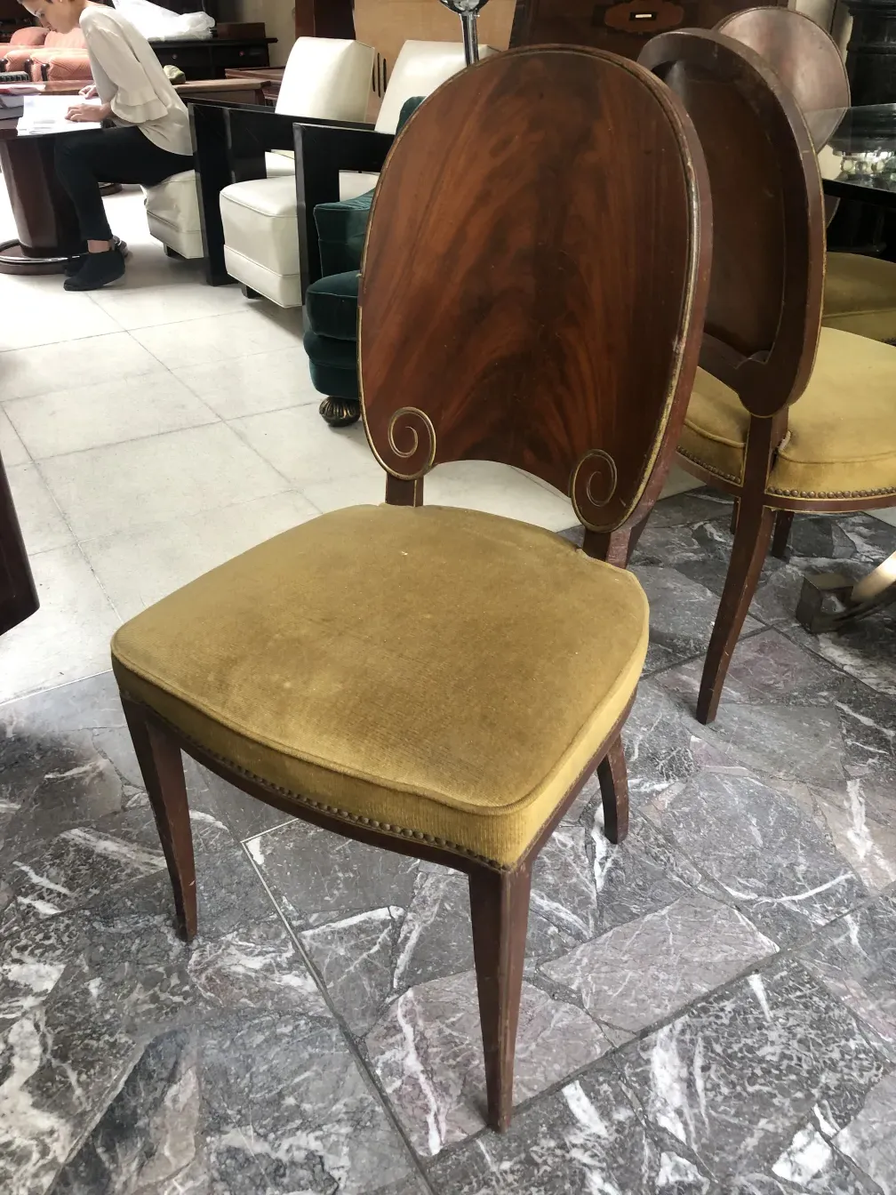 Vue de 12 chaises anciennes jansen dans un cadre élégant