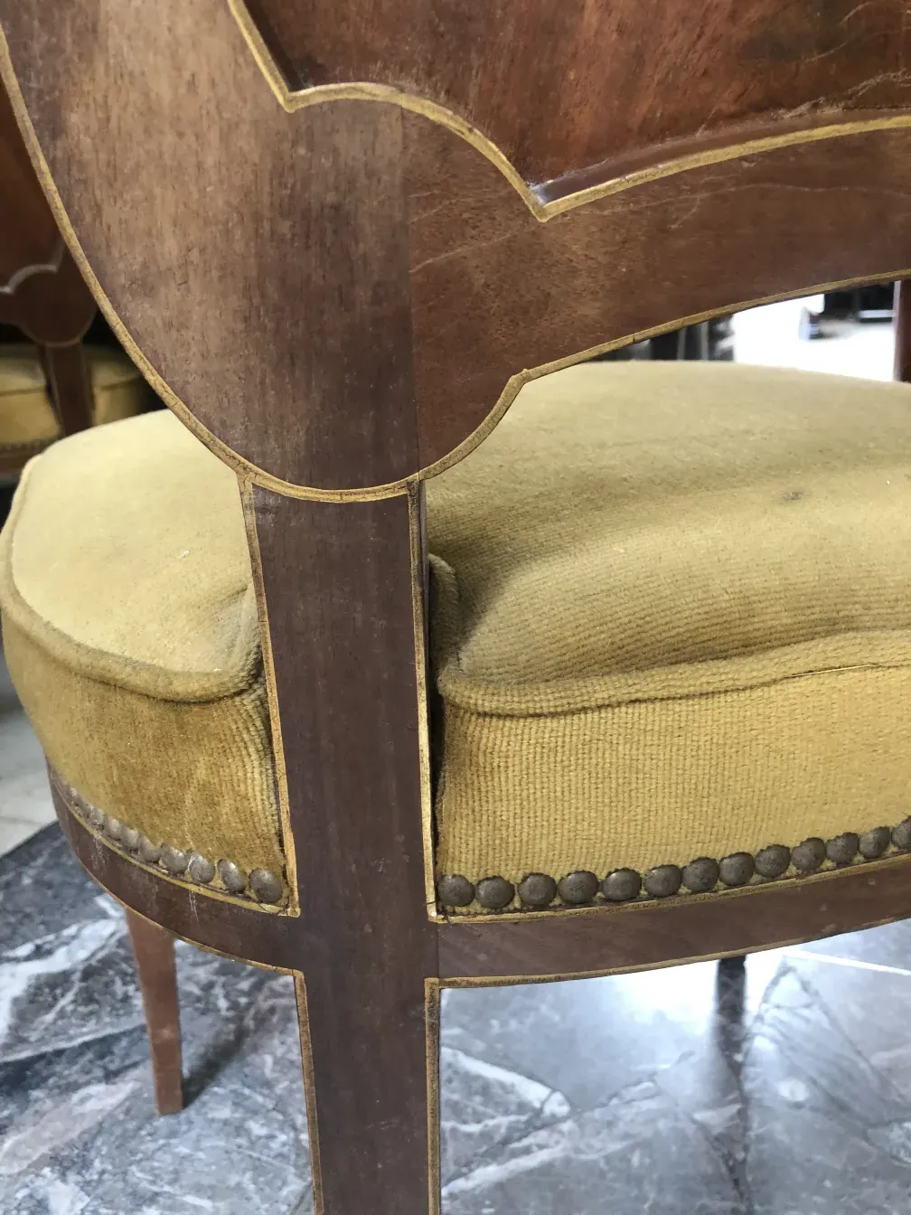 Vue latérale de 12 chaises anciennes jansen avec coussin jaune