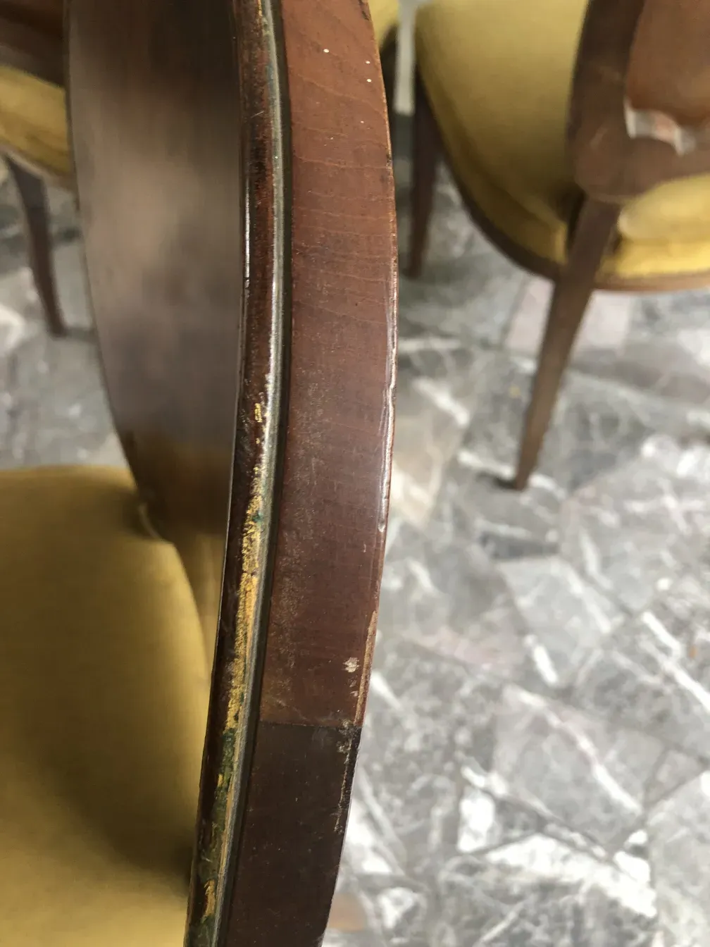 노란색 직물의 고급 jansen 의자의 측면 보기, 보다 여러 개의 의자가 배경에 있습니다.