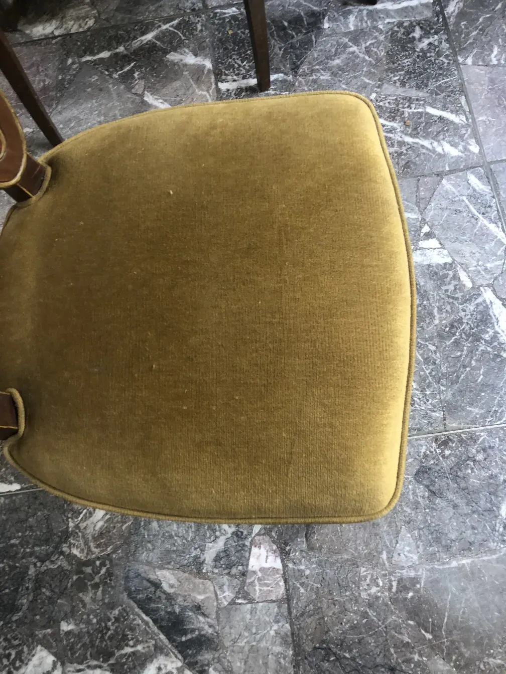 Chaises antiques jansen avec design classique dans un cadre élégant.