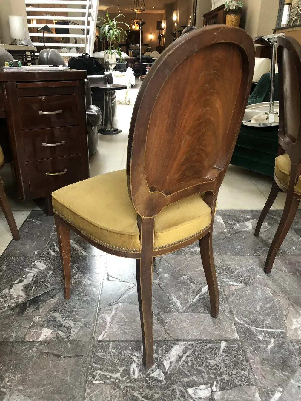 Ensemble de 12 chaises anciennes au design classique Jansen, dans un cadre accueillant.